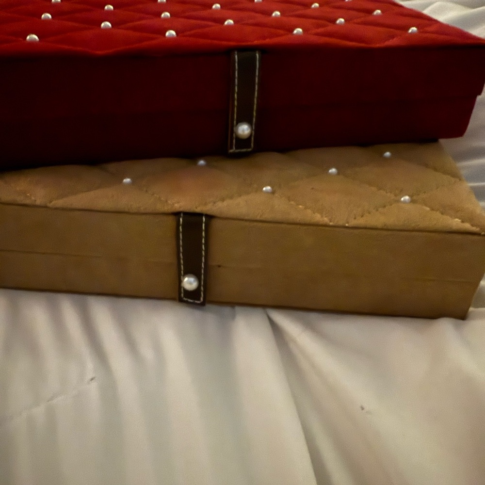 Elegant Red and Tan Jewelry Organizer